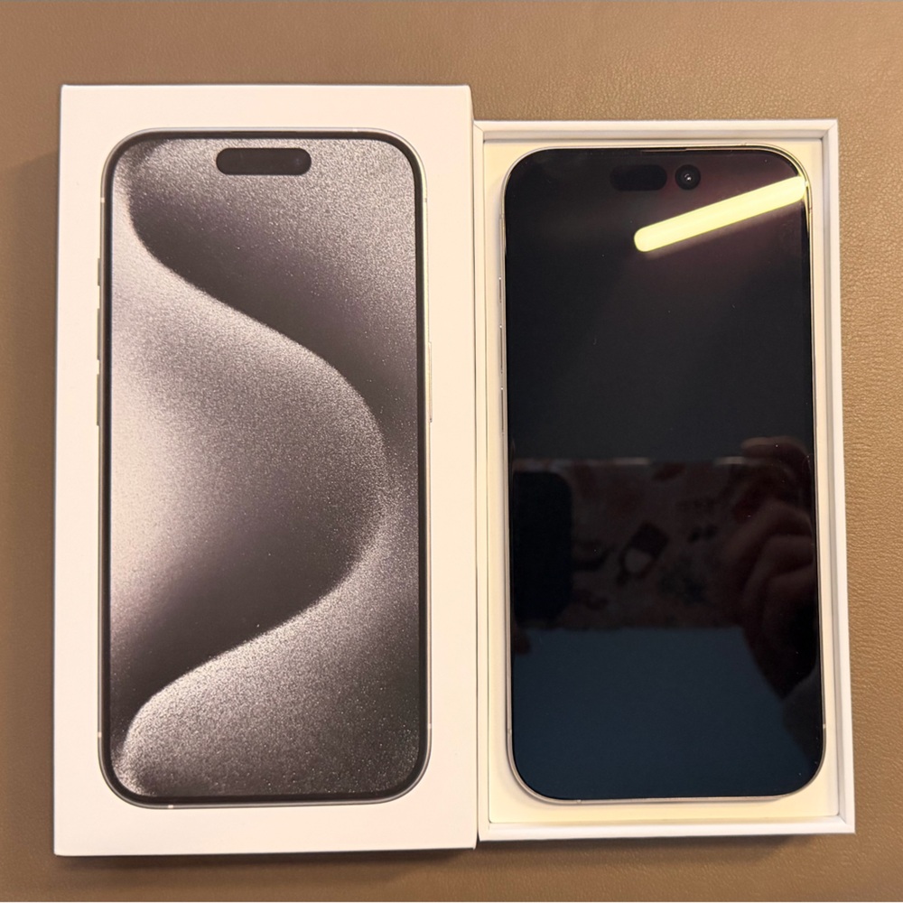 Apple iPhone 15 Pro (Cracked Back)